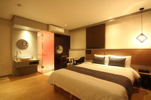 Hotel The May
