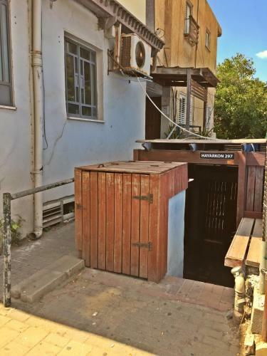 Hostal White City Beach Guesthouse