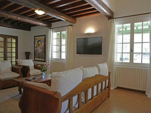 Lush Villa In Beaucaire With Swimming Pool