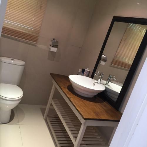 Hostal Sharwood Place