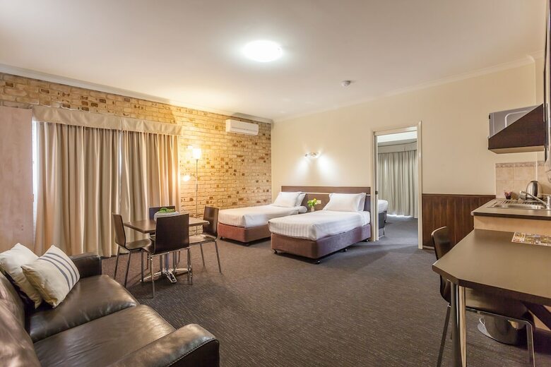 Highlander Motor Inn
