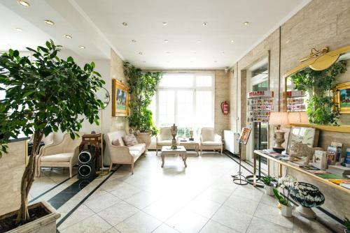 Hotel Ravel International