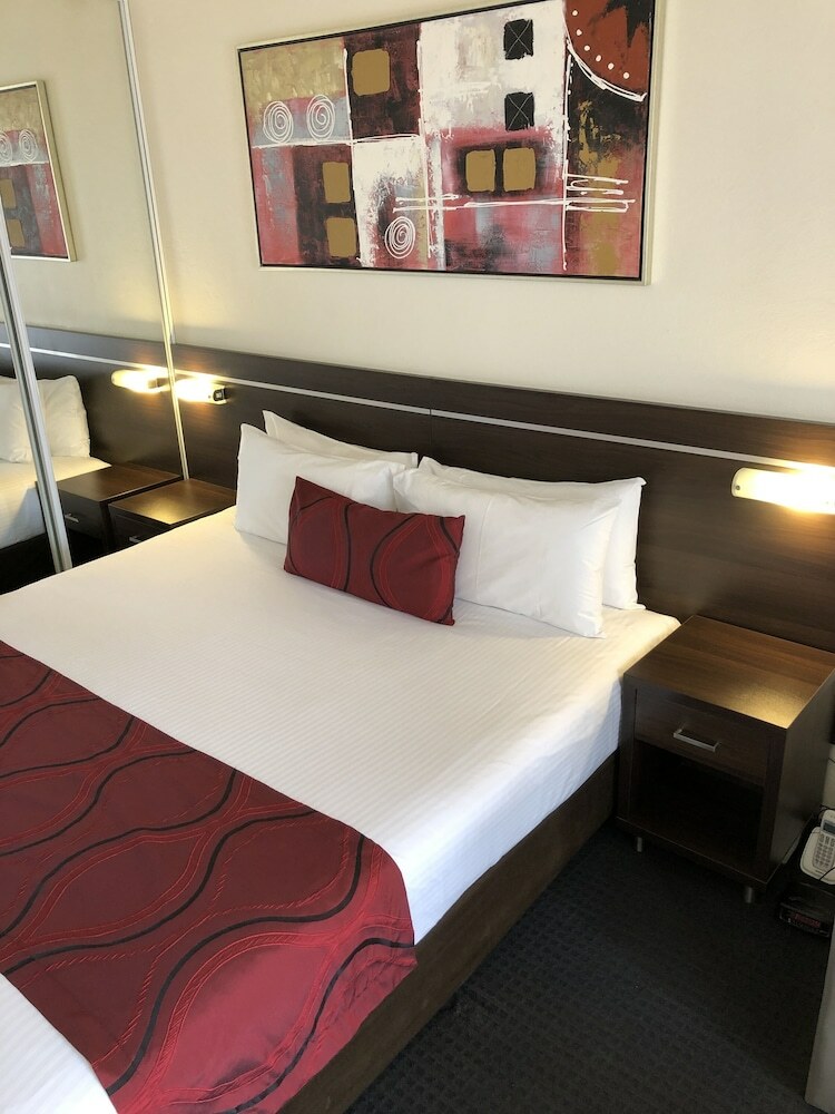 Golden West Motor Inn