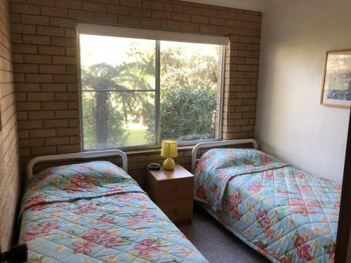 Flat 1/3 Bay Lane