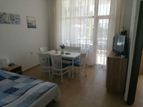 Apartments Elinor Budzhaka