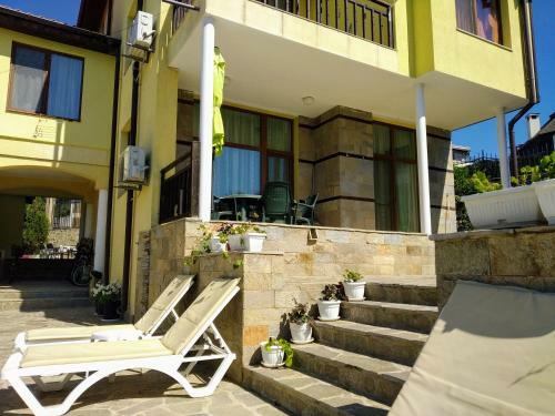 Apartments Elinor Budzhaka