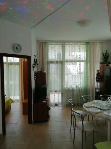Apartments Elinor Budzhaka