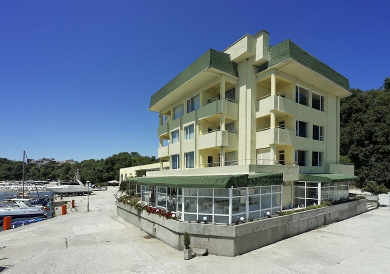 Marina Hotel