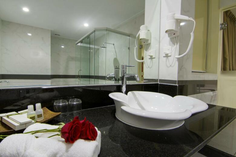Rose Emerald Hotel