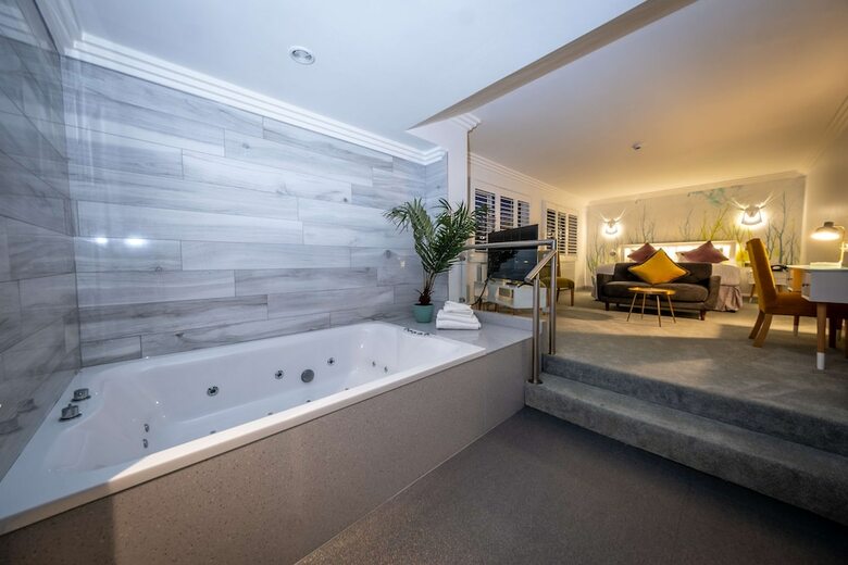 Best Western Plus White Horse Hotel