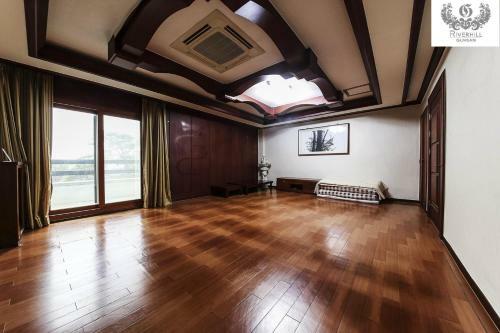 Gunsan River Hill Tourist Hotel