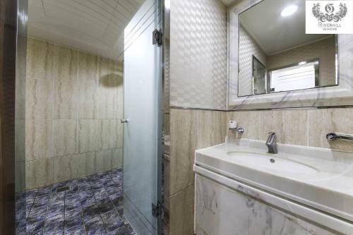 Gunsan River Hill Tourist Hotel