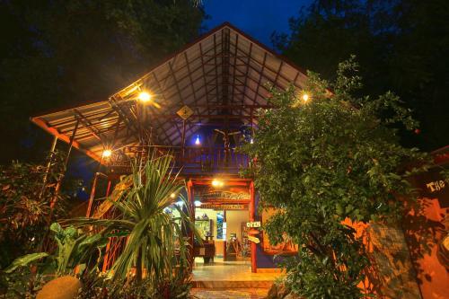 Hostal Tico Adventure Lodge