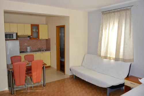 Apartments With A Parking Space Makarska - 6720