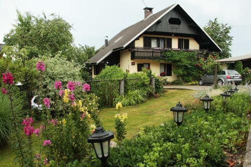 Hostal Apartments Maria