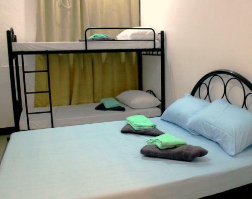 Mountain Breeze Hostel - Tagaytay Center