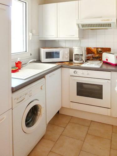 Sunny 1-bedroom Apartment With Pool