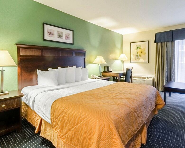 Hotel Clarion Inn & Suites