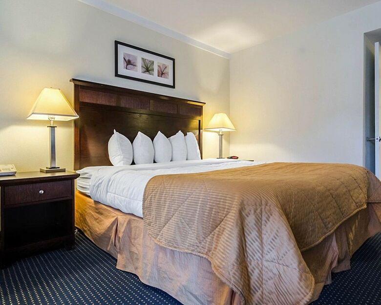 Hotel Clarion Inn & Suites