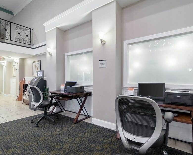 Hotel Clarion Inn & Suites