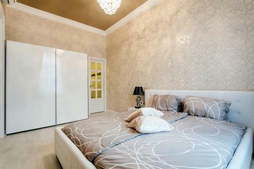 Parliment Luxury Apartment