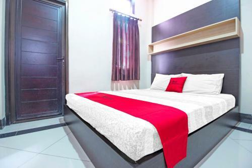 Hostal Reddoorz Near Isola Upi