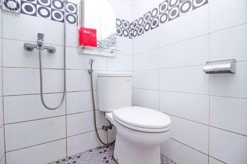Hostal Reddoorz Near Isola Upi