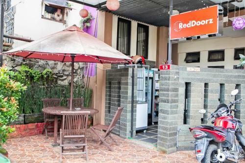 Hostal Reddoorz Near Isola Upi