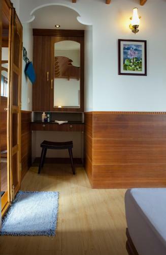 Abad Premium House Boat