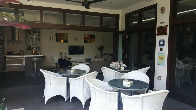 Bed & Breakfast Villa Rumah Putih Abu Abu