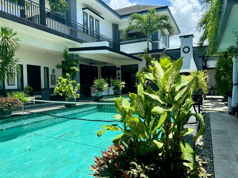 Bed & Breakfast Villa Rumah Putih Abu Abu