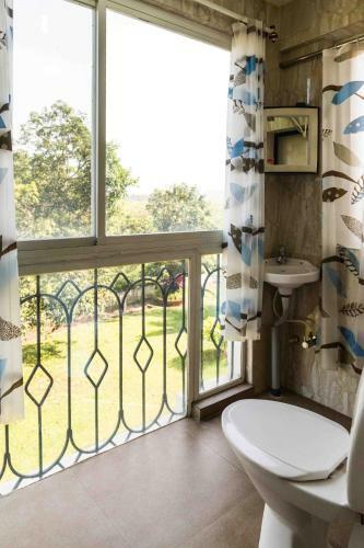 2 Bedroom Apartment Near Candolim Beach Cm012