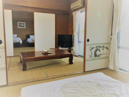 Hostal Pension Crystal Inn Onna