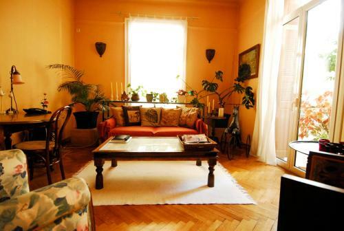 Apartment With Roof Garden
