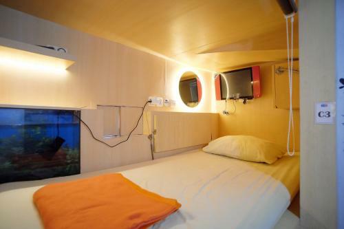 Inap At Capsule Hostel