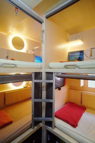 Inap At Capsule Hostel
