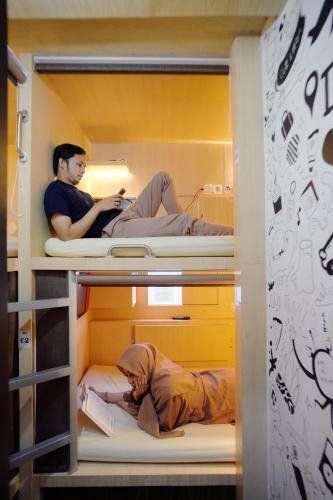 Inap At Capsule Hostel