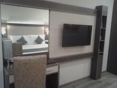 Hotel Hide Away Suites