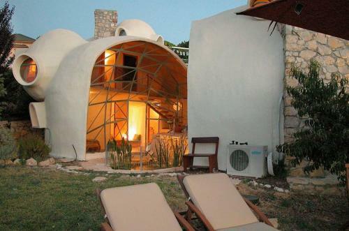 Round 3-bedroom Villa House