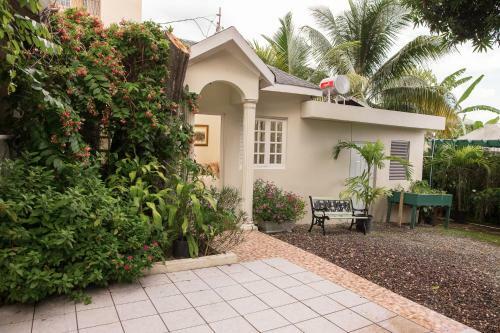 Hostal Ever Blooming Orchid Cottage