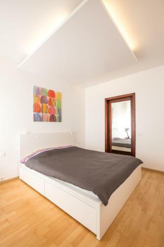 White And Bright Apartment Near Downtown