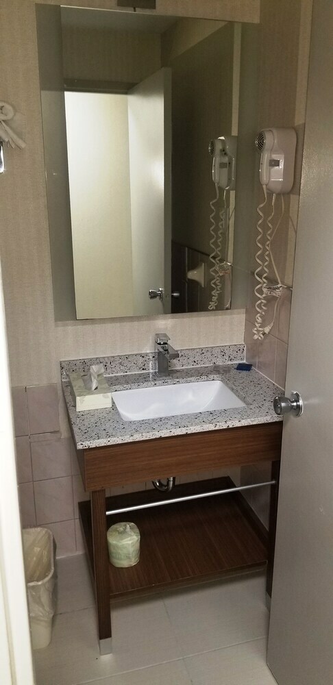 Hotel Econo Lodge Aeroport