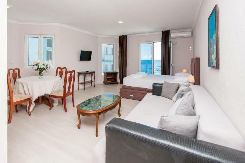 Open Sea Luxury Apartments