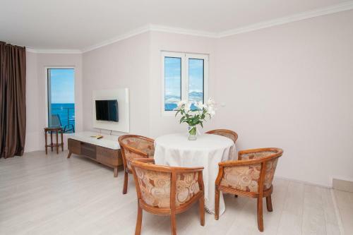 Open Sea Luxury Apartments