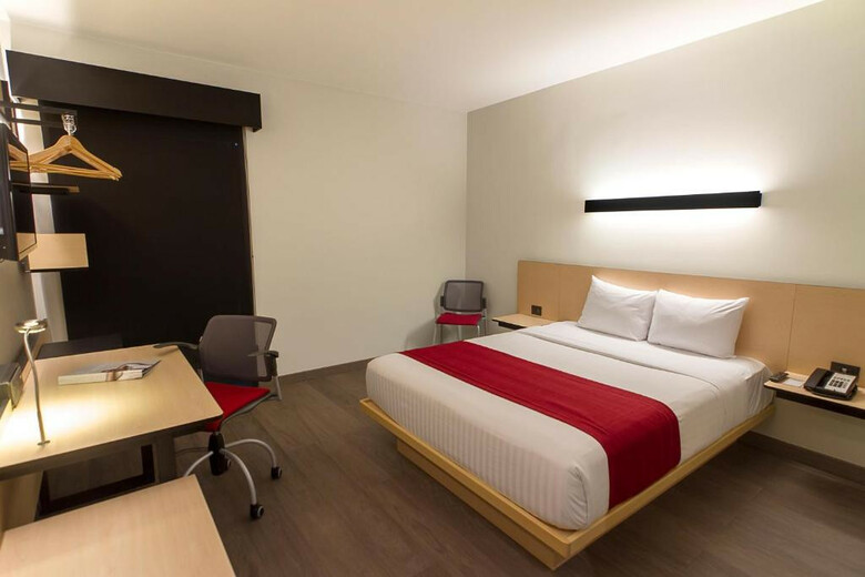 Hotel City Express Plus Mundo E