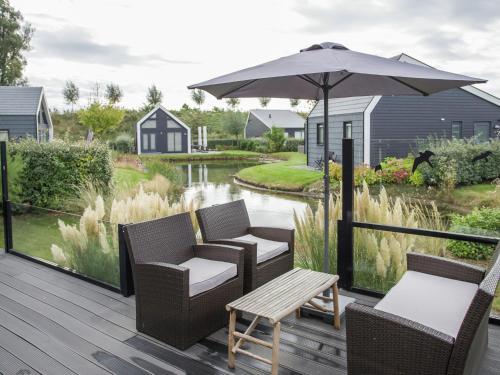 Charming Chalet In Kattendijke Near The River