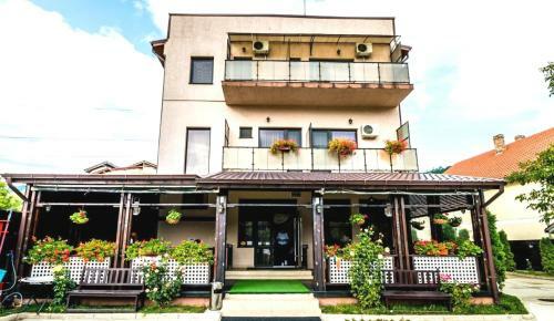 Hostal Pensiunea Camena