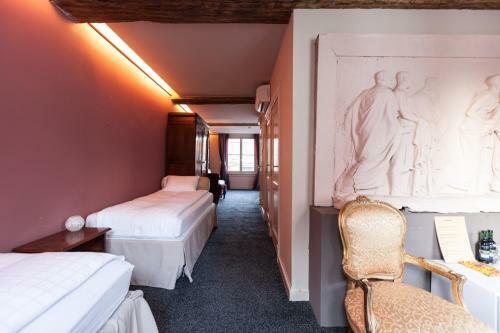 Hotel Diamonds And Pearls