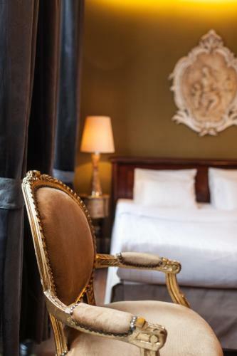Hotel Diamonds And Pearls