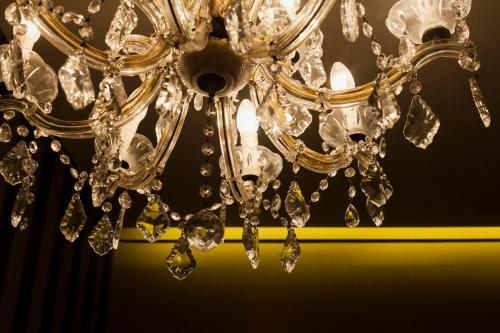 Hotel Diamonds And Pearls